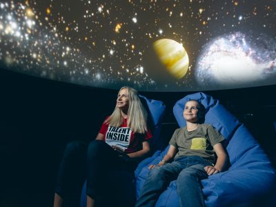 Lehněte si do polštářů a ponořte se do hlubin vesmíru